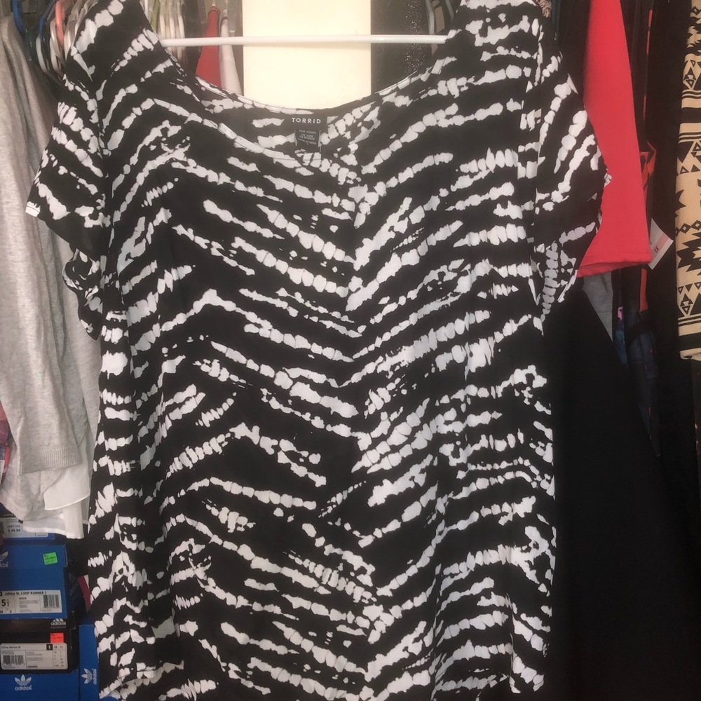 Black/white top